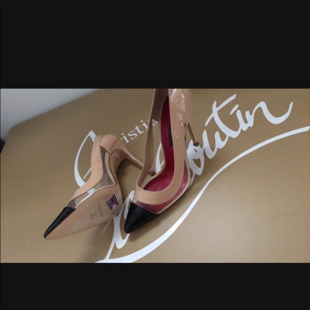 Carolina Herrera tan w black tip